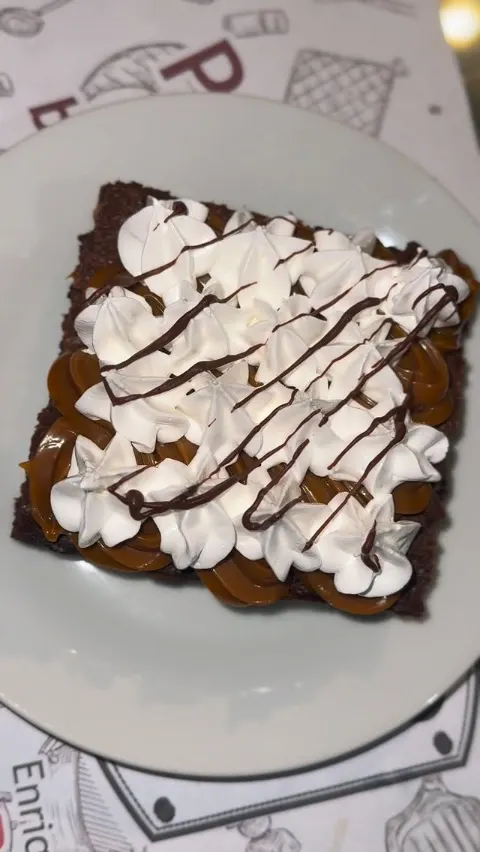 Brownie cubierto de merengue con hilos de chocolate
