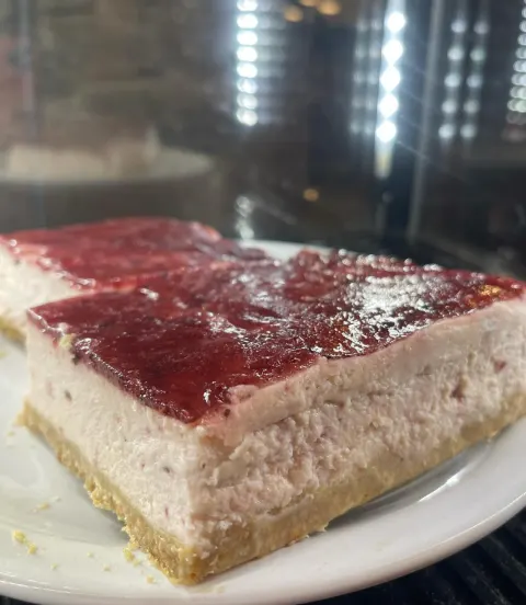 Porción de cheesecake con frutos rojos