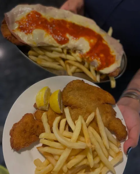 Milanesa clásica con papas fritas y limón