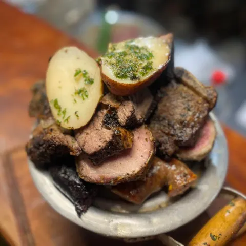 Parrilla para dos en brasero con vacío, chorizo, morcilla, chinchulín y boniato
