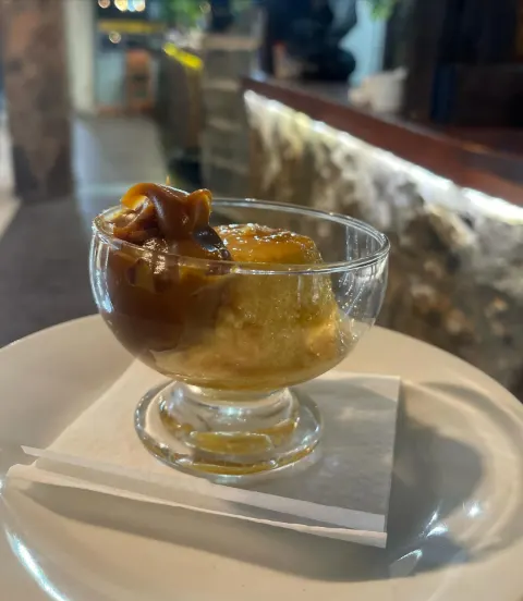 Flan con dulce de leche servido en copa